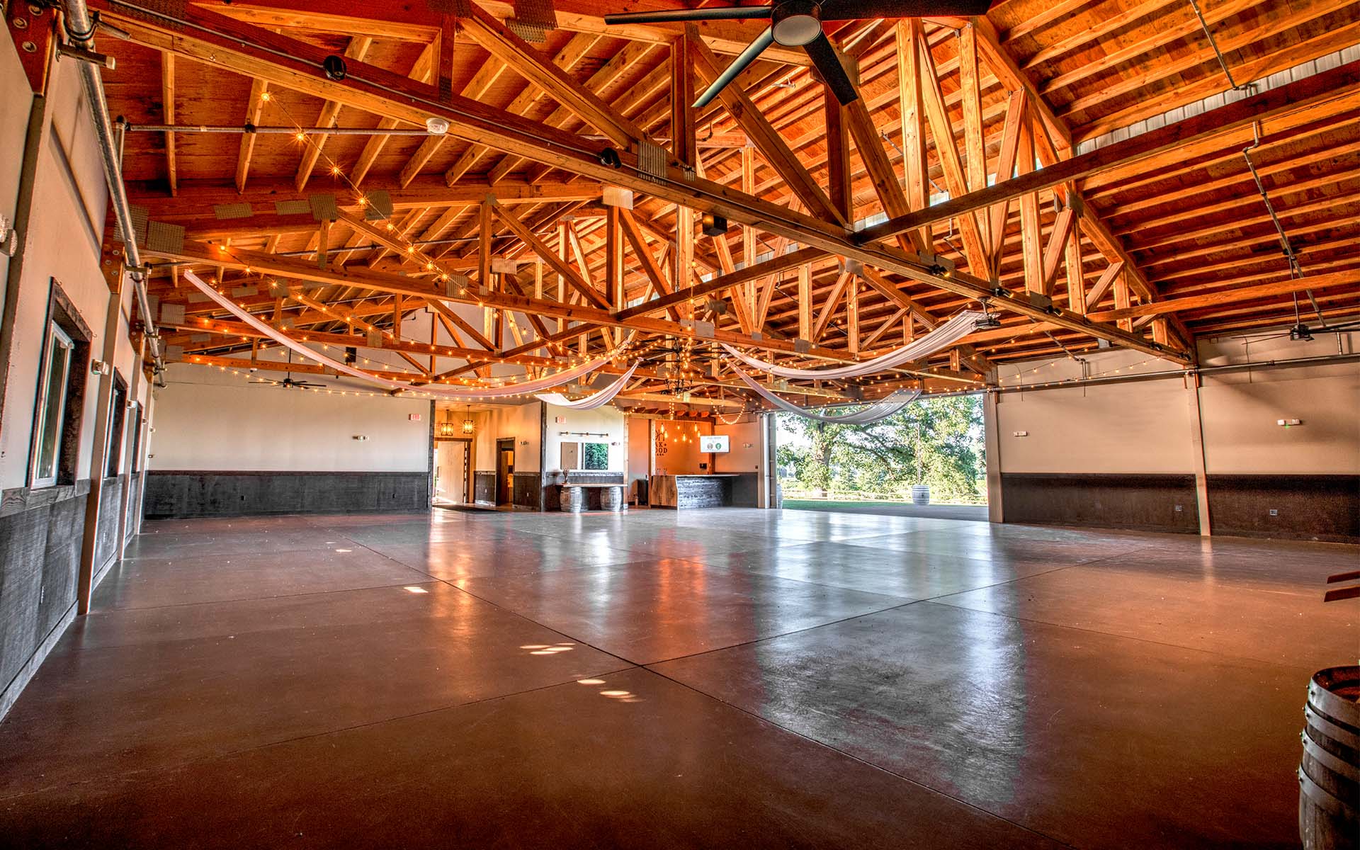 https://oakandhood.com/wp-content/uploads/2024/09/venue_main_hall.jpg